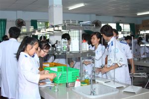 Chương trình liên thông Đại học ngành Dược giúp người học nâng cao trình độ chuyên môn và mở rộng cơ hội phát triển nghề nghiệp trong lĩnh vực dược phẩm