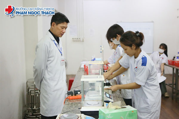 Sinh viên năm nhất ngành Dược trong tiết thực hành